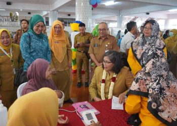 PJ Wali Kota Kediri, Zanariah, membuka sekaligus meninjau peluncuran Posyandu “Center of Excellent” (COE) pada Senin (15/7), di Ponpes Wali Barokah. Dok: Lines.