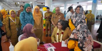 PJ Wali Kota Kediri Zanariah membuka sekaligus meninjau peluncuran Posyandu Center of Excellent COE pada Senin 157 di Ponpes Wali Barokah Dok Lines