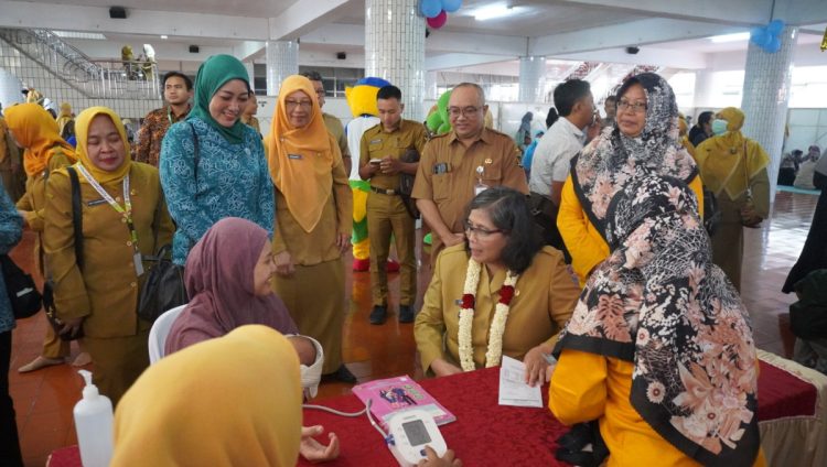 PJ Wali Kota Kediri Zanariah membuka sekaligus meninjau peluncuran Posyandu Center of Excellent COE pada Senin 157 di Ponpes Wali Barokah Dok Lines