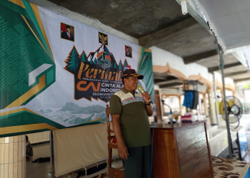 Kasatbinmas Polres Bojonegoro AKP Agus El Fauzi saat mengisi materi tentang bela negara pada peserta Perkemahan Akhir Tahun Ajaran Cinta Alam Indonesia (Permata CAI), Rabu (10/7) di Ponpes Al Hikmah, Bojonegoro. Dok: LINES.