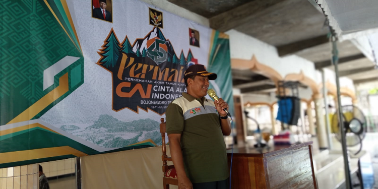 Kasatbinmas Polres Bojonegoro AKP Agus El Fauzi saat mengisi materi tentang bela negara pada peserta Perkemahan Akhir Tahun Ajaran Cinta Alam Indonesia (Permata CAI), Rabu (10/7) di Ponpes Al Hikmah, Bojonegoro. Dok: LINES.