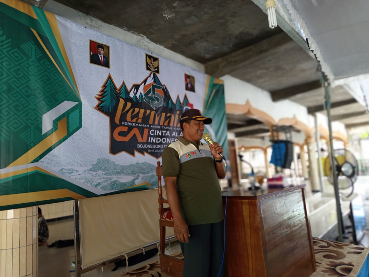 Kasatbinmas Polres Bojonegoro AKP Agus El Fauzi saat mengisi materi tentang bela negara pada peserta Perkemahan Akhir Tahun Ajaran Cinta Alam Indonesia (Permata CAI), Rabu (10/7) di Ponpes Al Hikmah, Bojonegoro. Dok: LINES.