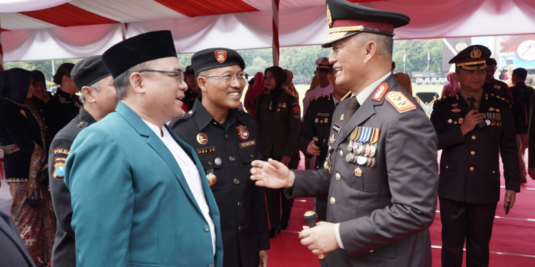 Ketua DPW LDII Jawa Timur KH Moch Amrodji Konawi (kiri) berbincang dengan Kapolda Jawa Timur Irjen Pol Imam Sugianto, usai mengikuti upacara peringatan HUT ke-78 Bhayangkara di lapangan upacara Polda Jatim, Senin (1/7). Dok: LINES.