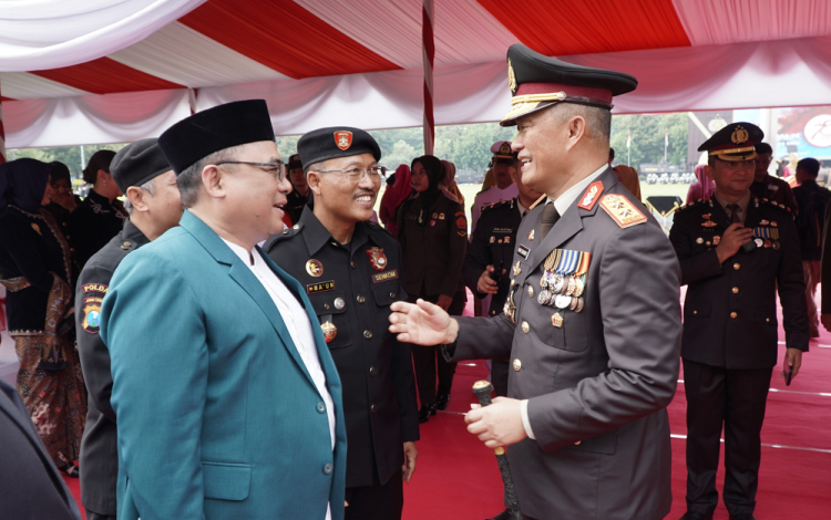 Ketua DPW LDII Jawa Timur KH Moch Amrodji Konawi kiri berbincang dengan Kapolda Jawa Timur Irjen Pol Imam Sugianto usai mengikuti upacara peringatan HUT ke 78 Bhayangkara di lapangan upacara Polda Jatim Senin 17 Dok LINES