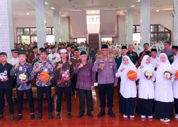 Kasubdit Ditbinmas Polda Jawa Timur AKBP Bahrun Nasikin memberikan pembekalan wawasan kebangsaan kepada ratusan santri Pondok Pesantren Wali Barokah, Kediri, Selasa (23/7). Dok: LINES.
