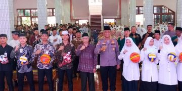 Kasubdit Ditbinmas Polda Jawa Timur AKBP Bahrun Nasikin memberikan pembekalan wawasan kebangsaan kepada ratusan santri Pondok Pesantren Wali Barokah Kediri Selasa 237 Dok LINES