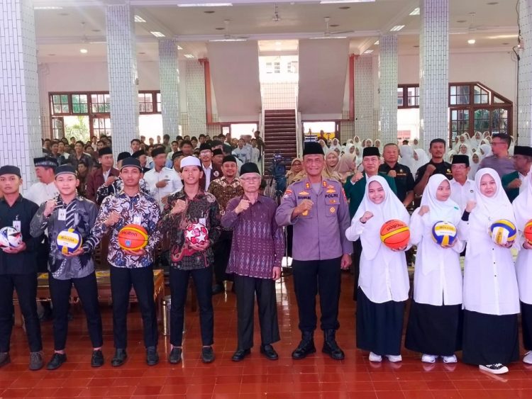 wasbangponpeswalibarokahbersamaditbinmaspoldajatim | LDII JAWA TIMUR Kasubdit Ditbinmas Polda Jawa Timur AKBP Bahrun Nasikin memberikan pembekalan wawasan kebangsaan kepada ratusan santri Pondok Pesantren Wali Barokah Kediri Selasa 237 Dok LINES