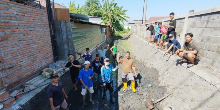 Warga LDII Karangbong Kerja Bakti Bersihkan Sungai Sambut HUT ke-79 Kemerdekaan RI