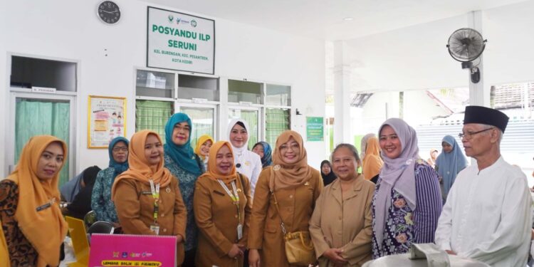 Posyandu Seruni yang berada di lingkungan Pondok Pesantren (Ponpes) Wali Barokah menerima kunjungan Ketua TP PKK Kota Kediri Hj. Faiqoh Qowimuddin (dua dari kanan).