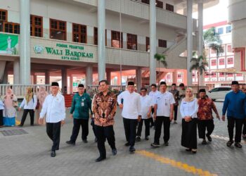 Kepala Dinas Kesehatan Provinsi Jawa Timur Prof. Erwin Astha Triyono berkunjung ke Pondok Pesantren (Ponpes) Wali Barokah, Kota Kediri, pada Rabu siang (16/4). Dok: LINES.