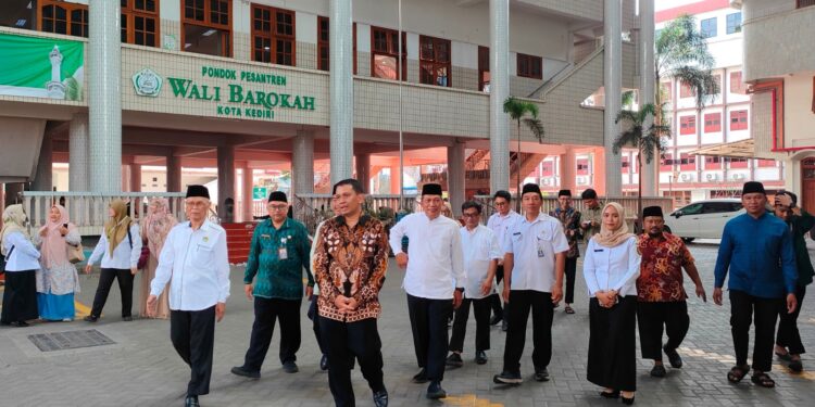 Kepala Dinas Kesehatan Provinsi Jawa Timur Prof. Erwin Astha Triyono berkunjung ke Pondok Pesantren (Ponpes) Wali Barokah, Kota Kediri, pada Rabu siang (16/4). Dok: LINES.