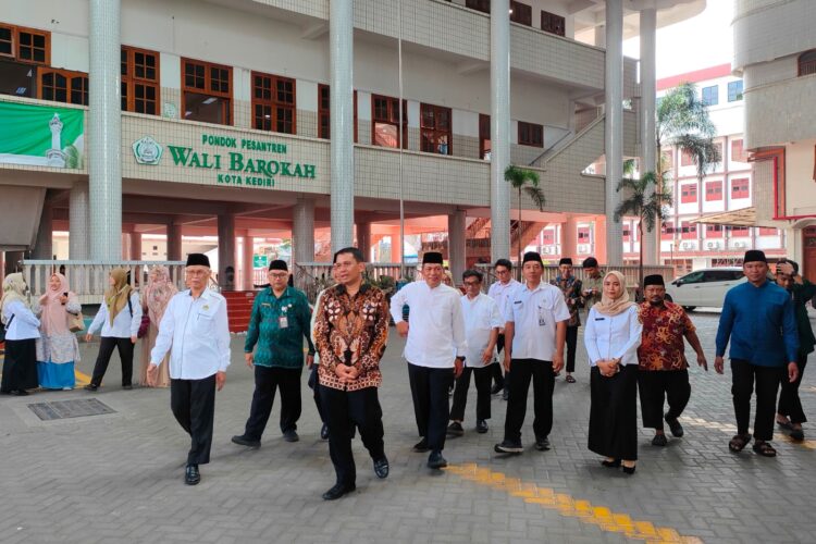 Kepala Dinas Kesehatan Provinsi Jawa Timur Prof Erwin Astha Triyono berkunjung ke Pondok Pesantren Ponpes Wali Barokah Kota Kediri pada Rabu siang 164 Dok LINES