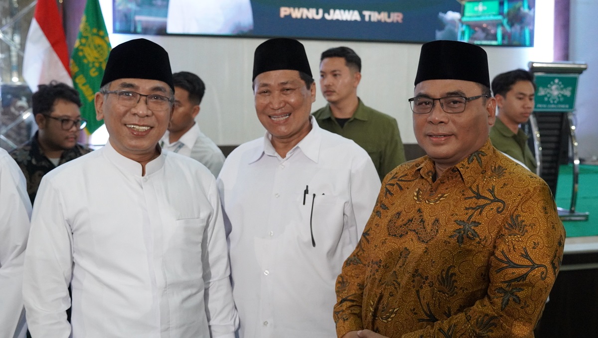 Ketua DPW LDII Jatim KH Moch Amrodji Konawi (kanan) saat hadiri silaturahim dan Buka Puasa Bersama PWNU Jatim. Dok: LINES.