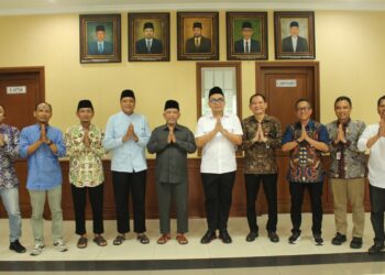 Pengurus DPD LDII Gresik menerima kunjungan anggota Komisi XI DPR RI Thoriq Majiddanor dan Jajaran OJK, pada Selasa (15/4) di Kantor DPD LDII Gresik. Pertemuan tersebut untuk menjalin kerja sama di bidang ekonomi syariah. Dok: LINES.