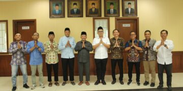 Pengurus DPD LDII Gresik menerima kunjungan anggota Komisi XI DPR RI Thoriq Majiddanor dan Jajaran OJK pada Selasa 154 di Kantor DPD LDII Gresik Pertemuan tersebut untuk menjalin kerja sama di bidang ekonomi syariah Dok LINES