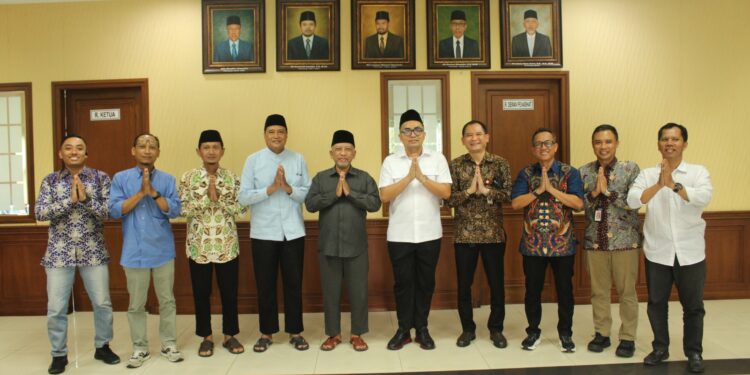 Pengurus DPD LDII Gresik menerima kunjungan anggota Komisi XI DPR RI Thoriq Majiddanor dan Jajaran OJK, pada Selasa (15/4) di Kantor DPD LDII Gresik. Pertemuan tersebut untuk menjalin kerja sama di bidang ekonomi syariah. Dok: LINES.
