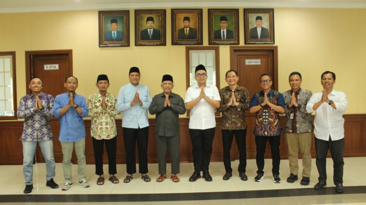 Pengurus DPD LDII Gresik menerima kunjungan anggota Komisi XI DPR RI Thoriq Majiddanor dan Jajaran OJK pada Selasa 154 di Kantor DPD LDII Gresik Pertemuan tersebut untuk menjalin kerja sama di bidang ekonomi syariah Dok LINES