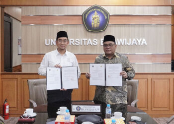 Ketua DPW LDII Jawa Timur KH Moch Amrodji Konawi dan Rektor Universitas Brawijaya Malang Prof. Widodo menandatangani nota kesepahaman (MoU), pada Selasa (25/2) di Gedung Rektorat. Dok: LINES.