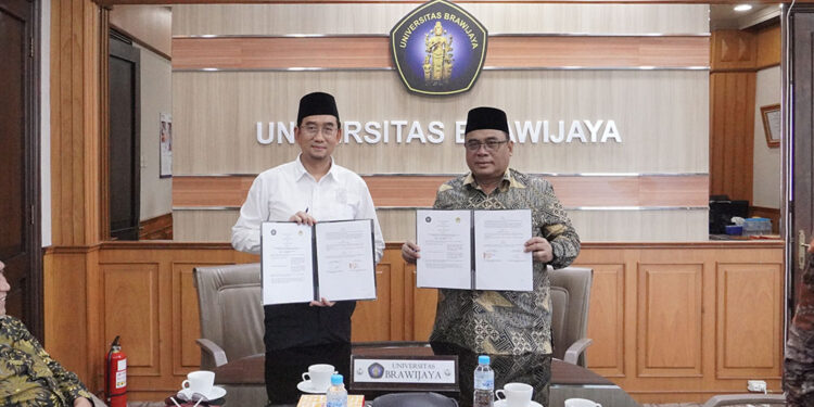 Ketua DPW LDII Jawa Timur KH Moch Amrodji Konawi dan Rektor Universitas Brawijaya Malang Prof. Widodo menandatangani nota kesepahaman (MoU), pada Selasa (25/2) di Gedung Rektorat. Dok: LINES.