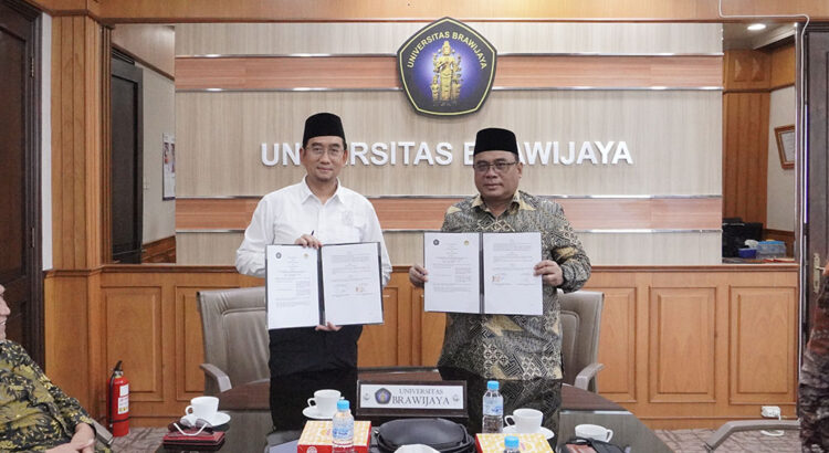 Ketua DPW LDII Jawa Timur KH Moch Amrodji Konawi dan Rektor Universitas Brawijaya Malang Prof Widodo menandatangani nota kesepahaman MoU pada Selasa 252 di Gedung Rektorat Dok LINES