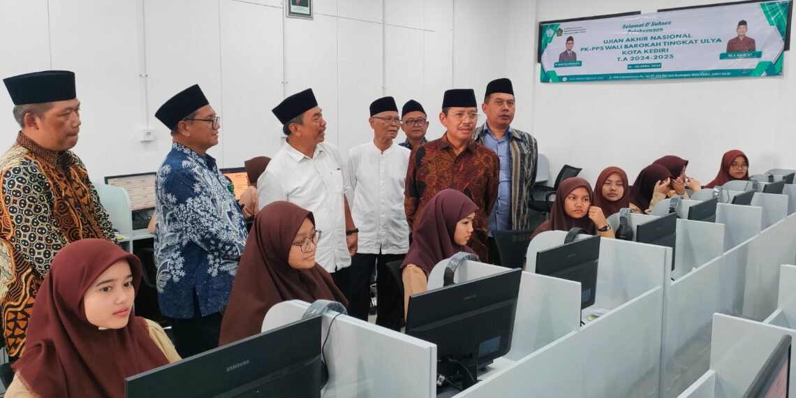 Direktur Jenderal Pendidikan Islam Dirjen Pendis Kementerian Agama RI Prof Suyitno meninjau pelaksanaan UAN di PKPPS Ponpes Wali Barokah Kediri pada Sabtu 194 Dok LINES