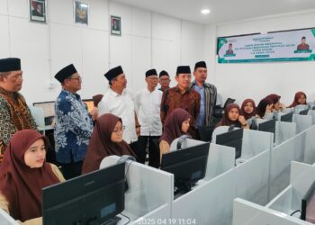 Direktur Jenderal Pendidikan Islam (Dirjen Pendis) Kementerian Agama RI, Prof. Suyitno, meninjau pelaksanaan UAN di PKPPS Ponpes Wali Barokah Kediri pada Sabtu (19/4). Dok: LINES.