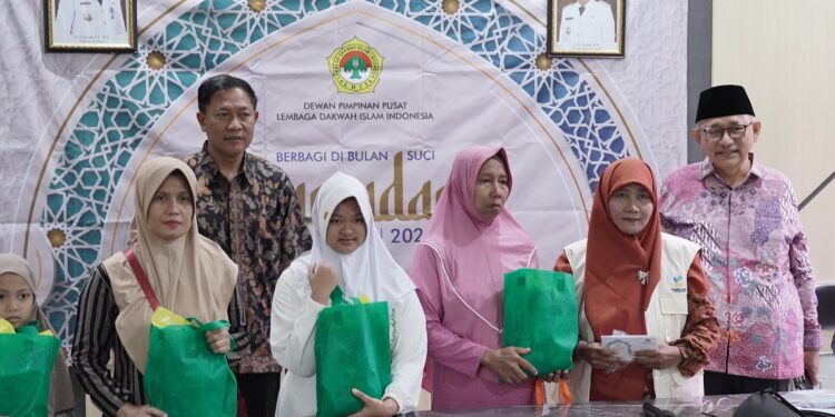 Ketua Umum DPP LDII KH Chriswanto Santoso didampingi Wakil Sekretaris DPP LDII Wahjoe Soetiono menyalurkan santunan 50 anak yatim di Kantor Kelurahan Gunung Anyar, Surabaya, pada Kamis (13/3). Dok: LINES.