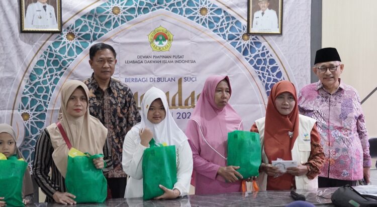 Ketua Umum DPP LDII KH Chriswanto Santoso didampingi Wakil Sekretaris DPP LDII Wahjoe Soetiono menyalurkan santunan 50 anak yatim di Kantor Kelurahan Gunung Anyar Surabaya pada Kamis 133 Dok LINES