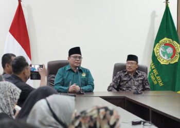 DPW LDII Jawa Timur menggelar buka puasa bersama awak media di Kantor DPW LDII Jatim, pada Kamis (13/3). Dalam kesempatan tersebut, Ketua DPW LDII Jatim KH Moch Amrodji Konawi (kiri) menyampaikan pihaknya bersiap menggelar Muswil pada Agustus 2025. Dok: LINES.