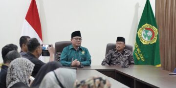DPW LDII Jawa Timur menggelar buka puasa bersama awak media di Kantor DPW LDII Jatim pada Kamis 133 Dalam kesempatan tersebut Ketua DPW LDII Jatim KH Moch Amrodji Konawi kiri menyampaikan pihaknya bersiap menggelar Muswil pada Agustus 2025 Dok LINES