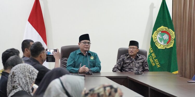 DPW LDII Jawa Timur menggelar buka puasa bersama awak media di Kantor DPW LDII Jatim, pada Kamis (13/3). Dalam kesempatan tersebut, Ketua DPW LDII Jatim KH Moch Amrodji Konawi (kiri) menyampaikan pihaknya bersiap menggelar Muswil pada Agustus 2025. Dok: LINES.