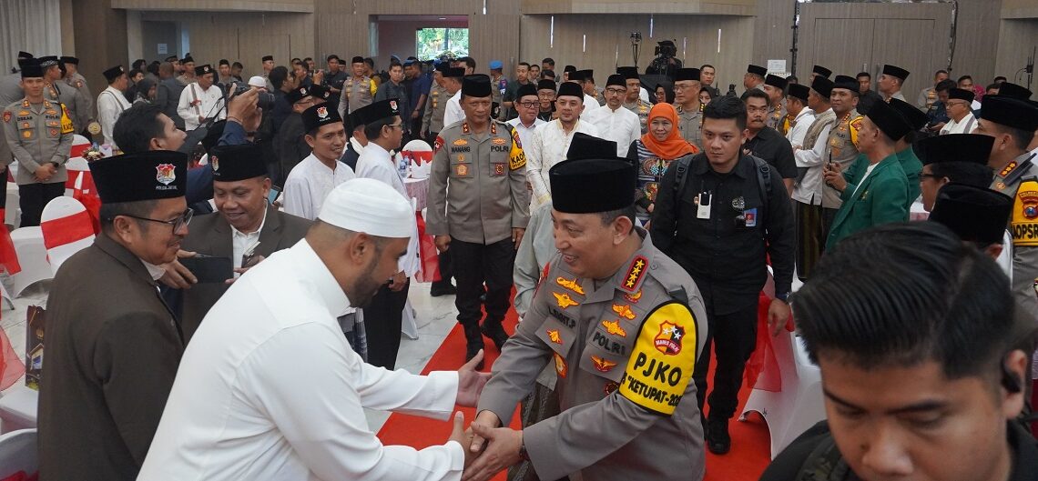 Kapolri Jenderal Pol Listyo Sigit Prabowo menjalin silaturahim dengan sejumlah ulama dan elemen masyarakat Jawa Timur bertajuk Safari Ramadan di Gedung Mahameru Mapolda Jatim Surabaya Kamis 203 Dok LINES