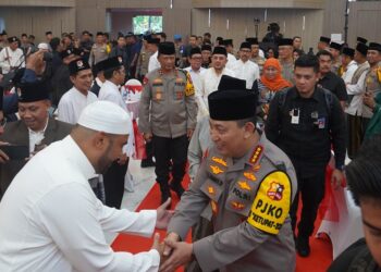 Kapolri Jenderal Pol Listyo Sigit Prabowo menjalin silaturahim dengan sejumlah ulama dan elemen masyarakat Jawa Timur bertajuk Safari Ramadan di Gedung Mahameru, Mapolda Jatim, Surabaya, Kamis (20/3). Dok: LINES.