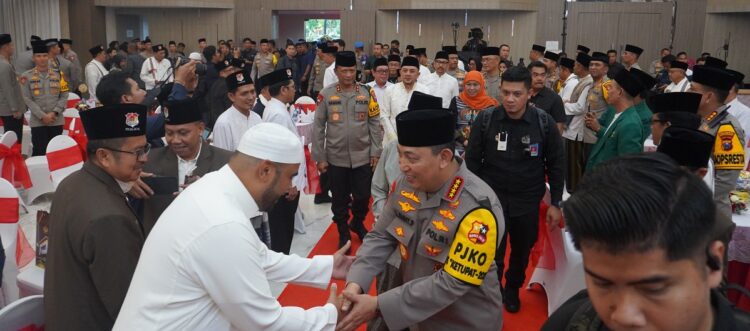 Kapolri Jenderal Pol Listyo Sigit Prabowo menjalin silaturahim dengan sejumlah ulama dan elemen masyarakat Jawa Timur bertajuk Safari Ramadan di Gedung Mahameru, Mapolda Jatim, Surabaya, Kamis (20/3). Dok: LINES.