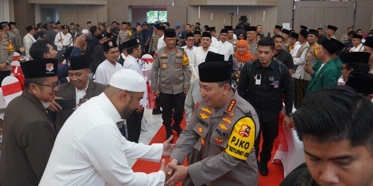 Kapolri Jenderal Pol Listyo Sigit Prabowo menjalin silaturahim dengan sejumlah ulama dan elemen masyarakat Jawa Timur bertajuk Safari Ramadan di Gedung Mahameru, Mapolda Jatim, Surabaya, Kamis (20/3). Dok: LINES.