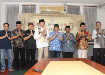 Beberapa perguruan pencak silat Jawa Timur menggelar Silaturahim Syawal 1446 H di Agis Restaurant, Surabaya, pada Selasa Sore (8/4). Dok: LINES.