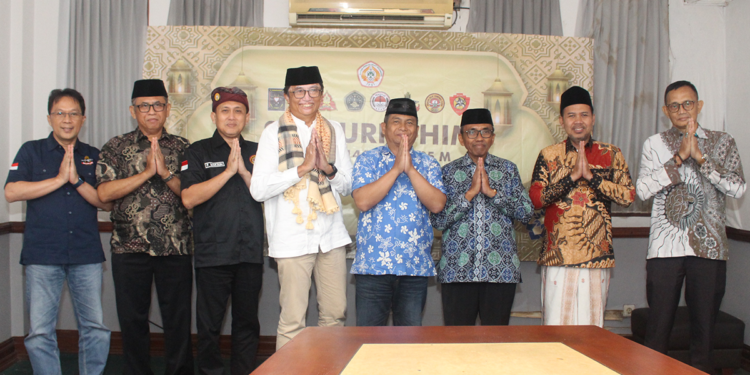 Beberapa perguruan pencak silat Jawa Timur menggelar Silaturahim Syawal 1446 H di Agis Restaurant, Surabaya, pada Selasa Sore (8/4). Dok: LINES.