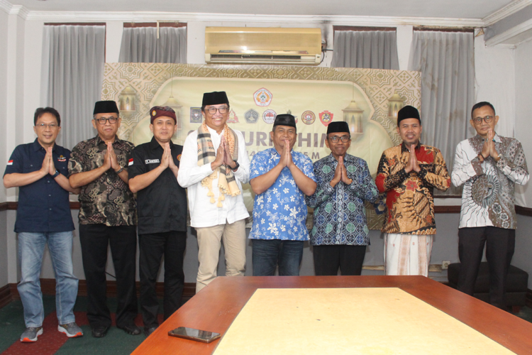 Beberapa perguruan pencak silat Jawa Timur menggelar Silaturahim Syawal 1446 H di Agis Restaurant, Surabaya, pada Selasa Sore (8/4). Dok: LINES.