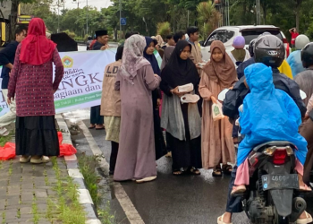 Sebanyak 500 paket takjil dibagikan oleh Pemuda LDII Bangkalan kepada para pengendara yang melintas di Jl. Pemuda Kaffa pada Sabtu sore (8/3). Dok: LINES.