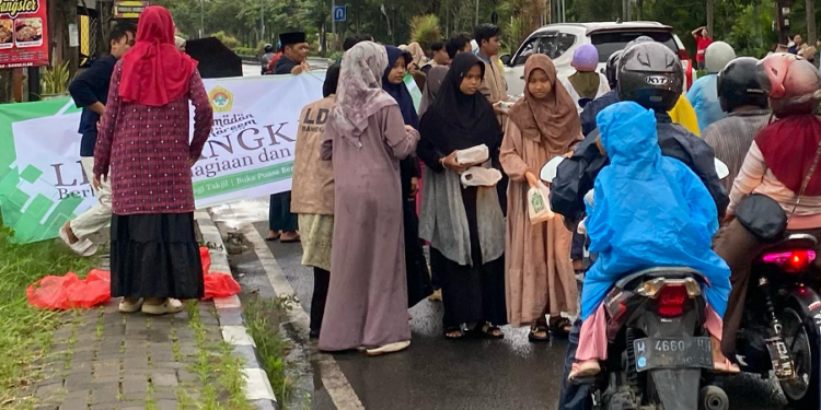 Sebanyak 500 paket takjil dibagikan oleh Pemuda LDII Bangkalan kepada para pengendara yang melintas di Jl. Pemuda Kaffa pada Sabtu sore (8/3). Dok: LINES.