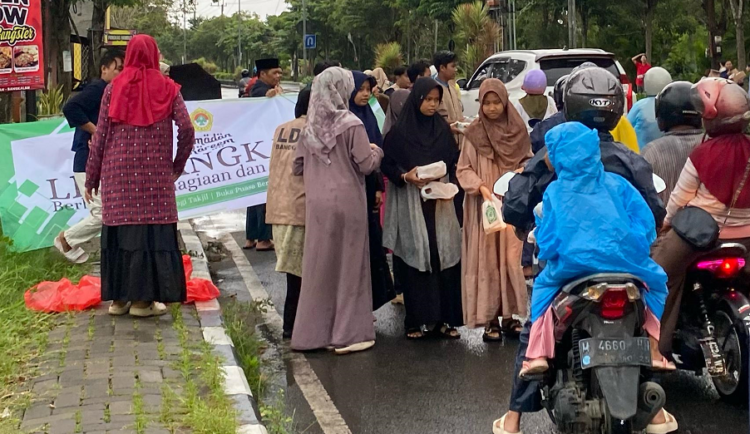 Sebanyak 500 paket takjil dibagikan oleh Pemuda LDII Bangkalan kepada para pengendara yang melintas di Jl Pemuda Kaffa pada Sabtu sore 83 Dok LINES