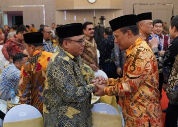 Ketua DPW LDII Jatim KH Moch Amrodji Konawi (kiri) dan Kapoda Jatim Irjen Pol Nananag Avianto di acara Pisah Sambut Kapolda jatim di Gedung Mahameru Mapolda Jatim, Jumat (21/3). Dok: LINES.