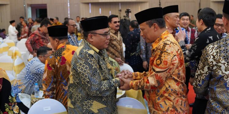 Ketua DPW LDII Jatim KH Moch Amrodji Konawi (kiri) dan Kapoda Jatim Irjen Pol Nananag Avianto di acara Pisah Sambut Kapolda jatim di Gedung Mahameru Mapolda Jatim, Jumat (21/3). Dok: LINES.