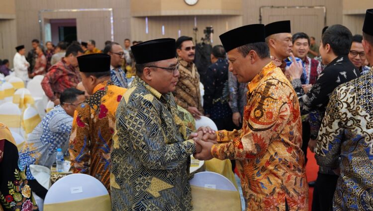 Ketua DPW LDII Jatim KH Moch Amrodji Konawi (kiri) dan Kapoda Jatim Irjen Pol Nananag Avianto di acara Pisah Sambut Kapolda jatim di Gedung Mahameru Mapolda Jatim, Jumat (21/3). Dok: LINES.