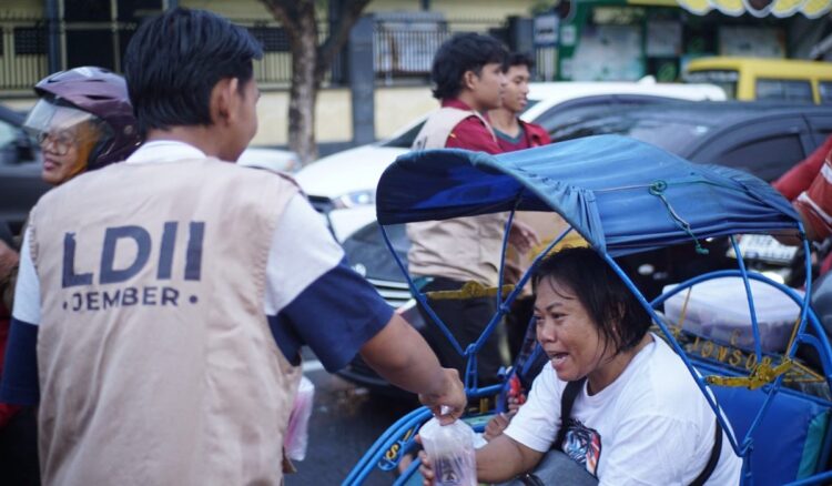 Santri Pondok Pesantren Mahasiswa (PPM) Syafiurrohman Jember membagikan takjil kepada para pengguna jalan. Aksi tersebut dilakukan di Jalan PB Sudirman seberang lampu merah SMP Negeri 2 Jember, pada Minggu (16/3). Dok: LINES.