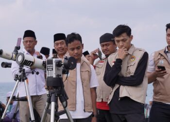 Tim Rukyatul Hilal LDII Jawa Timur bersama sejumlah ormas Islam melaksanakan pemantauan hilal awal Ramadan 1446 Hijriyah di Markaz Tanjung Kodok Lamongan, Jumat (28/2). Dok: LINES.