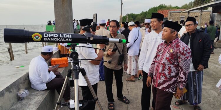 LDII Bangkalan bersama Ormas Islam lainnya pantau hilal awal Ramadhan di Pantai Gebang, Bangkalan, pada Jumat petang (28/2). Dok:LINES.