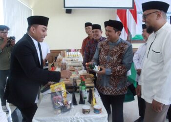 Sekjen OPOP Jatim Gus Ghofirin menyapa santripreneur LDII, Minggu (23/2) di Gedung DPD LDII Gresik. Dok: LINES.