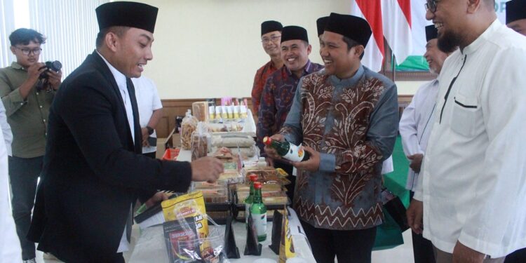 Sekjen OPOP Jatim Gus Ghofirin menyapa santripreneur LDII, Minggu (23/2) di Gedung DPD LDII Gresik. Dok: LINES.