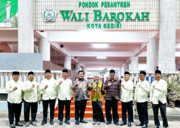 Wali Kota Kediri Vinanda (tengah) berkunjung ke Pondok Pesantren (Ponpes) Wali Barokah, Kota Kediri, pada Kamis (10/4). Dok: LINES.